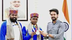 खेल मंत्री ने टोक्यो पैरालंपिक में रजत पदक जीतने पर मरियप्पन को सम्मानित किया 