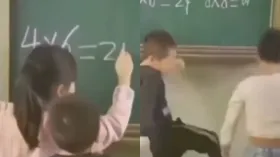 पसंदीदा लड़की के सामने लड़कों का कुछ ऐसे ही दिमाग काम करना कर देता है बंद, इस वायरल Video ने कर दिया सिद्ध