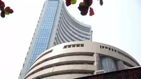 Stock Market: मामूली बढ़त के साथ हुई इस हफ्ते की शुरुआत, सेंसेक्स 100 अंक चढ़ा; निफ्टी 25900 के ऊपर कर रहा ट्रेड