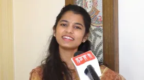 'मुझे बेटी की तरह अपनाया', अलीनगर में बढ़त के बाद गदगद हुईं मैथिली ठाकुर, गाकर सुनाया 'बधाई गीत'