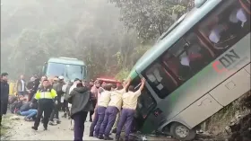 पेरू में दूसरे वाहन से टकराने के बाद खाईं में गिरी बस, 37 यात्रियों की दर्दनाक मौत