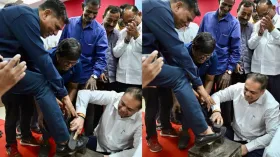 BMC चुनाव: वोट के लिए क्या-क्या नहीं कर रहे मुंबई BJP अध्यक्ष? बूट पॉलिश भी किया, देखें Video