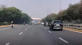 नोएडा-ग्रेटर नोएडा एक्सप्रेसवे पर गाड़ी तेज चलाना पड़ेगा भारी, सर्दी में कोहरे के चलते स्पीड लिमिट हुई कम