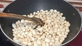 सिर्फ 1 चम्मच घी में कढ़ाई भरकर मखाने भूनने का आसान तरीका, एकदम क्रंची और स्वादिष्ट, फटाफट नोट कर लें रेसिपी