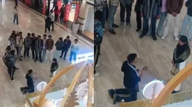 गजब ! शॉपिंग मॉल में ही लड़की को कर दिया प्रपोज, सिंदूर लगाकर पहनाया मंगलसूत्र; Video को मिले ऐसे रिएक्शन 
