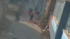 स्कूल गाड़ी का इंतजार कर रहा था मासूम, सांड ने सींग से उठाकर पटका; सामने आया भयानक CCTV फुटेज 