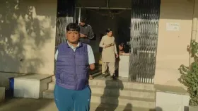 पुलिस थाने में दो घंटे सफाई करने की शर्त पर दोनों हाथ से दिव्यांग हिस्ट्रीशीटर बदमाश को मिली पैरोल; सामने आई वजह