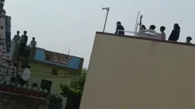 VIDEO: "क्यों सामने देख रहे हो?", टोकाटाकी से शुरू हुए विवाद और होने लगा जमकर पथराव, हिरासत में 22 उपद्रवी