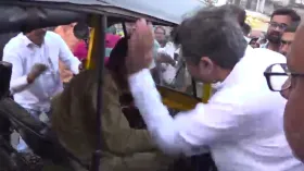 VIDEO: खुद ही अदालत बन गए विधायक जी, रिक्शा चालक को जड़ दिए थप्पड़; कार्रवाई की मांग