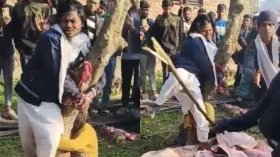 शादीशुदा महिला के साथ आपत्तिजनक हालत में पकड़ा गया मौलवी, ग्रामीणों ने पेड़ से बांधकर बेरहमी से पीटा और फिर...