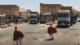 बूढ़े आदमी के लिए ड्राइवर ने रोका ट्रक मगर उसके बाद जो हुआ वो देख लोट-पोट हो जाएंगे आप