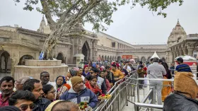 काशी विश्वनाथ में 2 KM लंबी लाइन, महाकाल मंदिर में पैर रखने की जगह नहीं, जानिए नए साल पर बाकी धार्मिक स्थलों का हाल