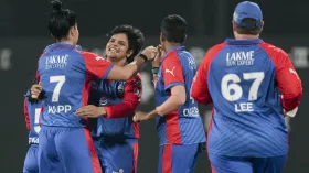 दिल्ली कैपिटल्स को लगा बड़ा झटका, एक साथ 2 खिलाड़ी हुए बाहर; रिप्लेसमेंट का किया ऐलान