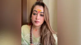 VIDEO: कर्जे से परेशान हुईं महाकुंभ की वायरल गर्ल हर्षा रिछारिया, धर्म की राह छोड़ी, अब ये काम करेंगी