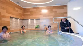 उत्तर कोरिया के हॉट स्प्रिंग रिसॉर्ट पूल में नहाती महिलाओं के पास पहुंचे किम जोंग, बैठ कर लगे निहारने; देखें VIDEO