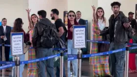 कृति सेनन का भरे एयरपोर्ट में चढ़ा पारा, पैपराजी को देख बजाई चुटकी, पीछे हटे रूमर्ड बॉयफ्रेंड कबीर बाहिया