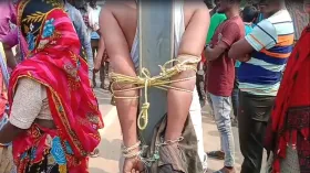 SBI ग्राहक सेवा केंद्र के मैनेजर को बेरहमी से पीटा, बिजली के खंभे से बांधकर किया हमला; VIDEO