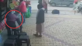 मथुरा: दुकान पर चाय पीने आया था शख्स, अचानक बेहोश हुआ और हो गई मौत, सामने आया VIDEO