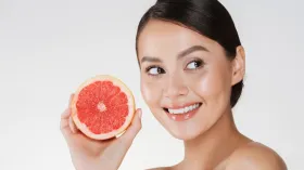 इन फलों से स्किन को मिलता है नेचुरल निखार, दूर होती हैं स्किन से जुड़ी कई गंभीर समस्याएं