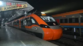 चमचमाती पहली वंदे भारत स्लीपर ट्रेन आज से आम यात्रियों के लिए चल पड़ी, देखें ये शानदार तस्वीरें