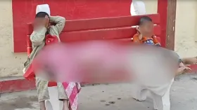 VIDEO: बच्चियों की गोद में गर्भवती मां का शव छोड़ पिता फरार, रो-रोकर सूख गईं मासूमों की आंखें, दिल चीर रही घटना