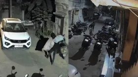 इस चोर को न सोना चाहिए न चांदी, सूरत में 48 घरों के बाहर से चुराए जूते-चप्पल, CCTV में कैद हुई अनोखी चोरी