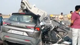 दिल्ली-मुंबई एक्सप्रेसवे पर दर्दनाक हादसा, ट्रक से टकराकर उड़े कार के परखच्चे, 4 की मौत