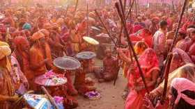 Lathmar Holi 2026: बृज में लाठी-डंडों से क्यों खेली जाती है होली? यहां जानें लट्ठमार होली खेलने की वजह और तारीख