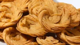 खस्ता और कुरकुरी मठरी कैसे बनाएं, होली से पहले नोट कर लीजिए रेसिपी, सभी को आएगी पसंद