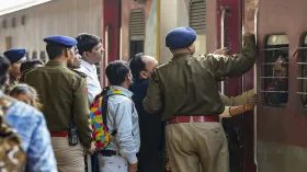 चलती ट्रेन पर फेंकी कांच की बोतल, खिड़की के पास बैठी युवती घायल, नाक-मुंह से बहने लगी खून की धार