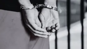 पति ने 1000 रुपये के लिए दो दोस्तों को सौंप दी पत्नी, दोनों ने किया दुष्कर्म