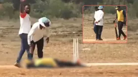 क्रिकेट खेल रहे खिलाड़ी को आया हार्ट अटैक, Live टेलीकास्ट के बीच मैदान पर ही हुई मौत; सामने आया VIDEO