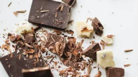 Chocolate Day पर पिता ने बच्चे को दी चॉकलेट, पैकेट के अंदर निकला अंडे सहित जिंदा कीड़ा