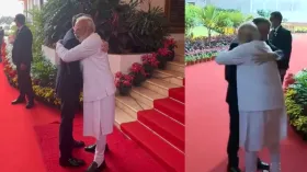 मुंबई में मैक्रों का जोरदार स्वागत, PM मोदी ने लगाया गले; देखे दिनभर की तस्वीरें