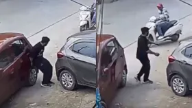 भाई इंडियन Hulk है! शख्स ने गाड़ी निकालने के लिए किया हैरान करने वाला काम, देखकर खुली रह जाएंगी आंखें