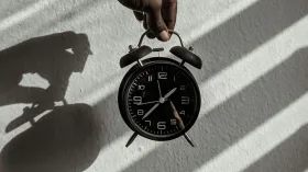 घड़ी की सुइयां आखिर दाहिने तरफ ही क्यों घूमती हैं? किसी को नहीं पता होगा इसका जवाब