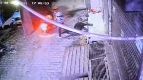 मानवता शर्मसार: गश खाकर तड़प रहा था शख्स, मोबाइल लेकर भागे युवक, देखें मौत का दिल दहलाने वाला वीडियो