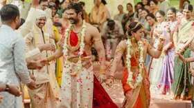 सोने से लदे दूल्हा-दुल्हन, बनारसी साड़ी में रश्मिका लगीं इंद्रलोक की परी, रीगल अंदाज में छाया विजय का शाही अवतार