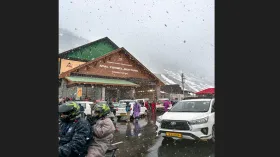 हिमाचल में फिर स्नोफॉल, मनाली में बर्फ गिरती देख झूम उठे पर्यटक; आने वाले दिनों में कैसा रहेगा मौसम?