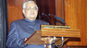 अटल जी के जीवन का वो दौर, जब उनके पिता रहे क्लासमेट, हॉस्टल में भी रहते थे एक साथ