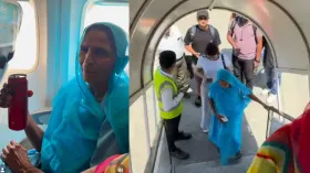 पोते ने पूरा किया दादी का सपना, करवाई पहली हवाई जहाज की यात्रा, VIDEO वायरल