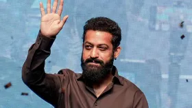 जूनियर एनटीआर पहुंचे अस्पताल, एक झलक के लिए उमड़ी भीड़, फैंस ने तोड़ा एस्केलेटर, पुलिस को करना पड़ा लाठीचार्ज