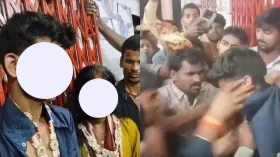 गर्लफ्रेंड से मिलने पहुंचा लड़का, गांव वालों ने देखा तो बेरहमी से पीटा, दोनों नाबालिगों की करा दी शादी