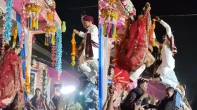 ये वरमाला है या दही हांडी! दूल्हा-दुल्हन को देख लोगों ने लिए मजे, एक बार आप भी देखिए