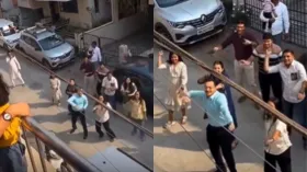 फैमिली के साथ गर्लफ्रेंड को प्रपोज करने उसके घर पहुंच गया शख्स, Viral Video देख दिल खुश हो जाएगा 