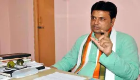 त्रिपुरा: पूर्व सीएम माणिक सरकार से मिलने कम्युनिस्ट मुख्यालय पहुंचे नए संभावित मुख्यमंत्री बिप्लब देव, मांगा आशीर्वाद