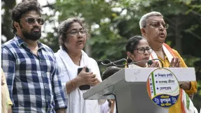 ममता बनर्जी के खिलाफ पुलिस ने दर्ज की एफआईआर, कोर्ट के आदेशों के उल्लंघन का आरोप