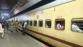चक्रवात अर्नब की वजह से रेल यात्रियों को झटका, 26 ट्रेनें रद्द, कई ट्रेनों के संचालन में किया गया बदलाव
