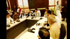 ग्‍वालियर: न सांसद न विधायक, फिर भी सिंधिया ने ली जिला प्रशासन की बैठक, कांग्रेस बोली 'महाराज' ने गलत क्‍या किया