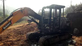 ओडिशा में सड़क बनाने पर नक्सलियों का उत्पात, मजदूरों की पिटाई, जेसीबी रोलर और मिक्सर में लगाई आग 